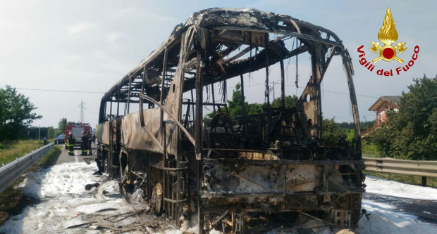 Аутобус са матурантима се запалио надомак Венеције, ђаци прошли без повреда, остали без ствари и докумената (ФОТО)