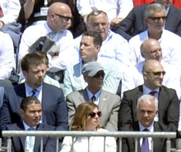 ШПИЈУНКА: Качкет уз одело