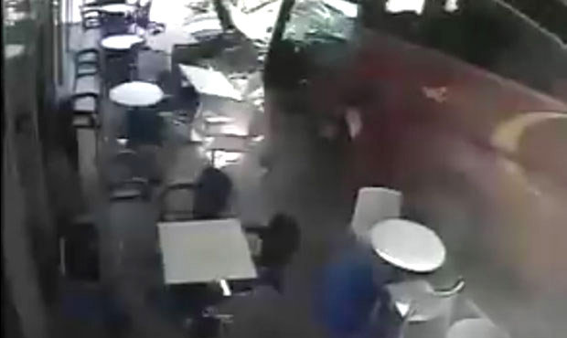 СТРАВИЧАН СНИМАК ТРАГЕДИЈЕ НА КОСМЕТУ: Аутобус улетео у бензинску пумпу, две особе погинуле, једна тешко повређена