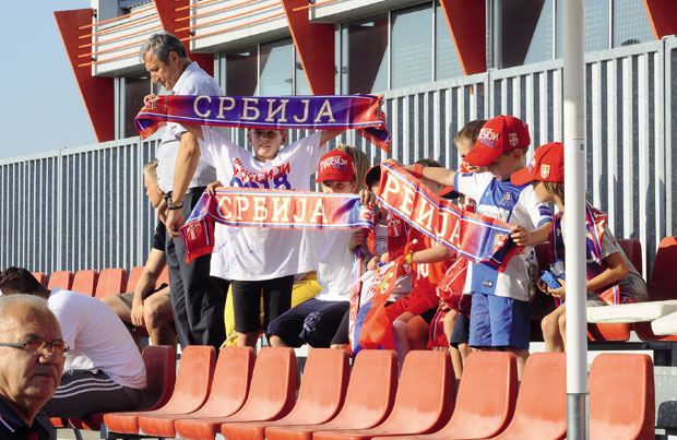 Српски фудбалери упалили моторе за Русију: Деца бодрила очеве на старту припрема