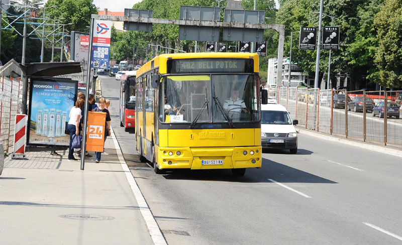 Аутобус 402 касни и квари се