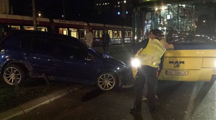 СТРАВИЧНА НЕСРЕЋА КОД САЈМА: Пробио заштину ограду колима, троје повређених