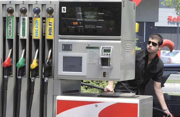 Долар диже цену горива у Црној Гори 