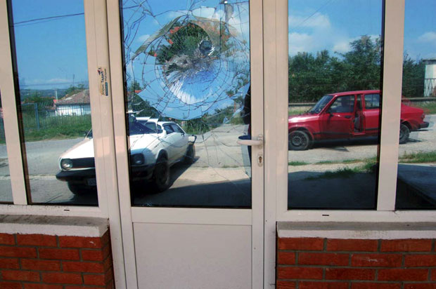 НОВО ИЖИВЉАВАЊЕ АЛБАНАЦА: Другу ноћ заредом каменована амбуланта у Сувом Долу