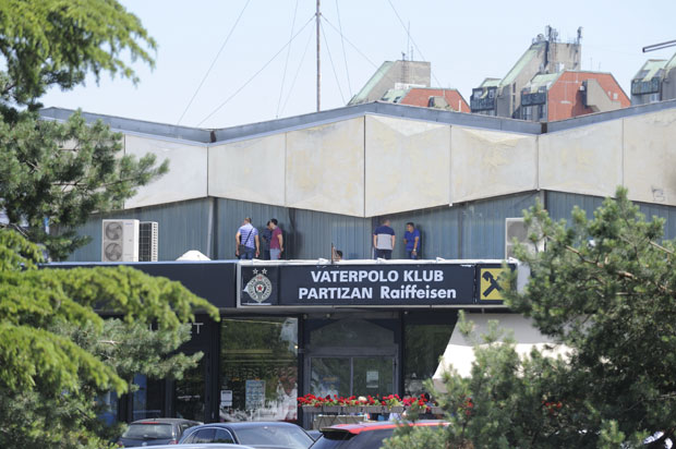 Струја тресе Бањицу: Партизан се противи радовима на крову базена на Вождовцу