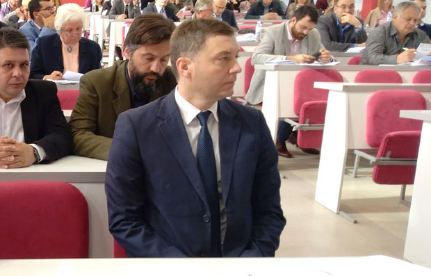 Шабац: Прозивке са обе стране