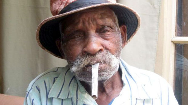 НАЈСТАРИЈИ ЧОВЕК НА СВЕТУ: Хоћу да оставим дуван, али ми ђаво не да (ВИДЕО)