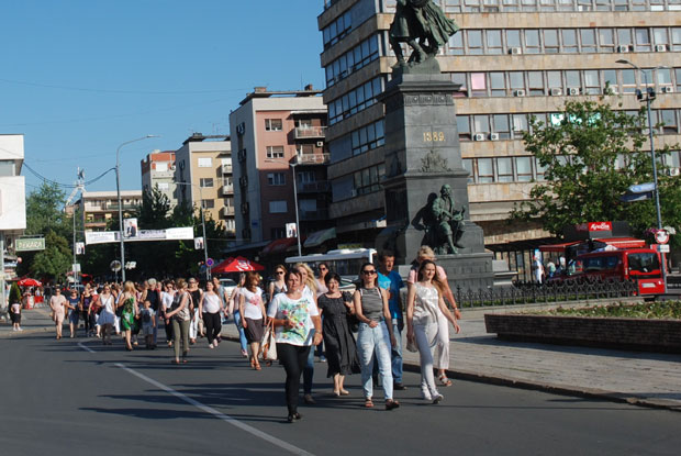 ФОТО: Крушевљанке на улици бране ухапшеног гинеколога!
