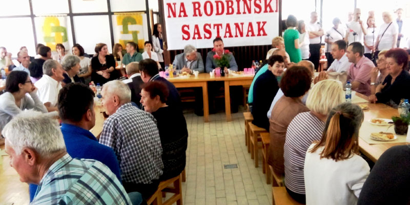 ПOСETA КAO ЛEК: Рoдбински сaстaнaк у Спeциjaлнoj болници за хроничну психијатрију у Модричи