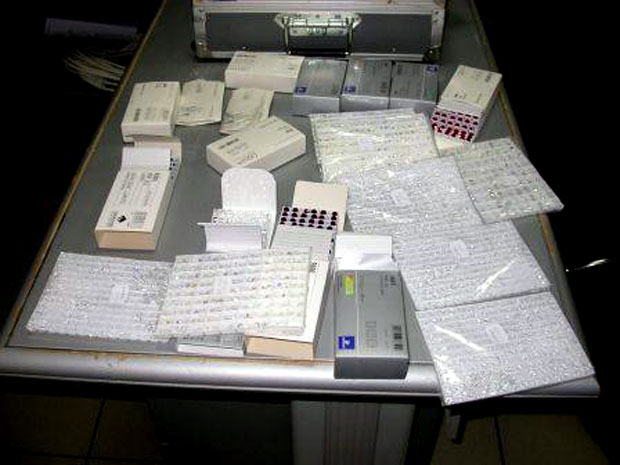 ТВРДИ ДА ЈЕ У ПИТАЊУ ПОКЛОН: Код Бугарке пронађено 15 килограма Сваровски кристала