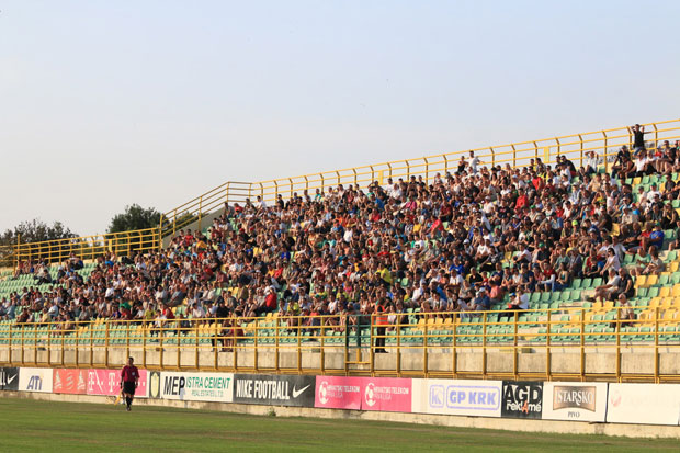 СРПСКИ НАВИЈАЧ ОДУШЕВИО ХРВАТЕ: “И ми Срби волимо Истру” - транспарент који је запалио регион(ФОТО)