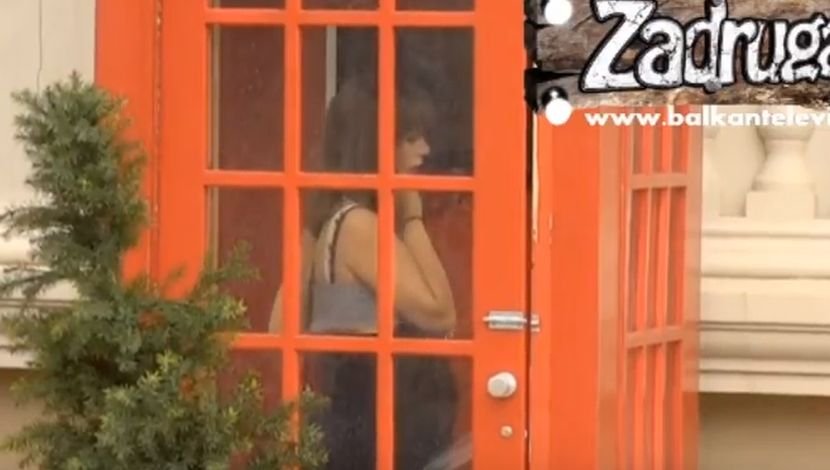 МИЉАНУ МАЈКА ПОШТЕНО ИЗРИБАЛА: Свлачиш се пред мушкарцима, голо дупе тамо, овамо..., погледај се на шта личиш (ВИДЕО)