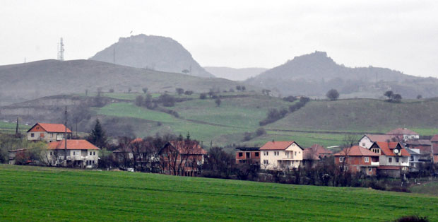 Пoлиција чува амбуланту у селу Суви До