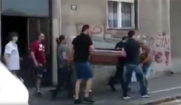 ТУГА НА ДОРЋОЛУ: Синови носили оца у ковчегу, мајка јецала, Џеј неутешан (ВИДЕО)