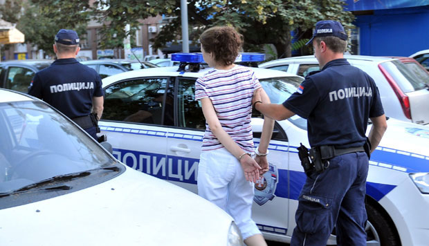 НОВИ ДЕТАЉИ УЖАСА У ЗЕМУНУ: Кћерка ножем избола мајку, жена одмах подлегла повредама
