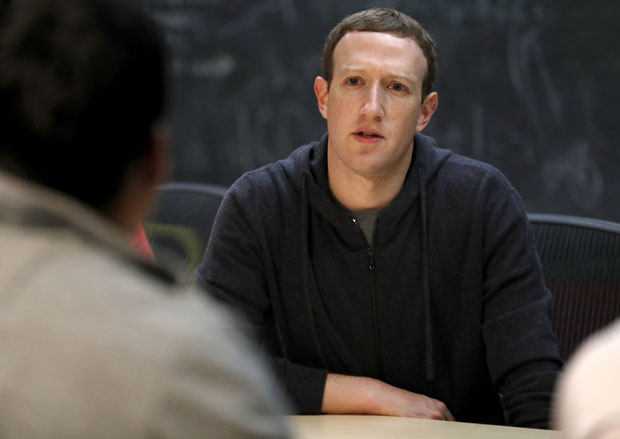 Акционари Фејсбука на састанку тражили оставку Закерберга
