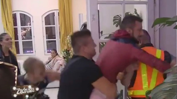 ХАОС У РИЈАЛИТИЈУ ЗАДРУГА: Ђексон насрнуо на лепог Мићу 