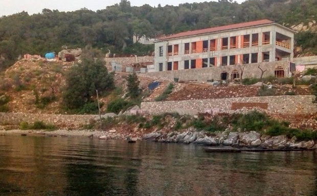 ЖИТЕЉИ МАЛИХ РОСА У ПРОБЛЕМУ: Мишковићи заградили пут, не могу до својих кућа