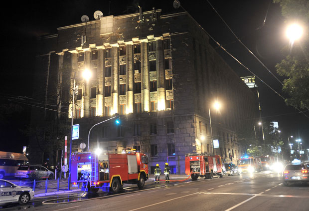 ПОЖАР У ГЛАВНОЈ ПОШТИ У БЕОГРАДУ: Ватра куљала, велики број ватрогасаца је гасио