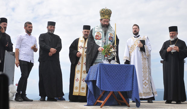 Освештан постамент великог крста