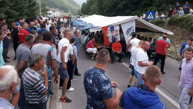 ФОТО+ВИДЕО: Малинари блокирали границу ка Црној Гори и пробијају кордон, има повређених