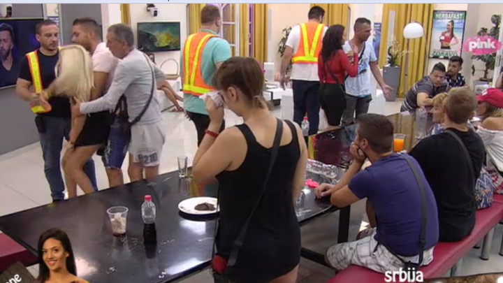 ДОЖИВЕЛА НЕРВНИ СЛОМ! Сања гађала Ђексона због Андријане, скрхана пала на под и напустила Задругу! (ВИДЕО) 