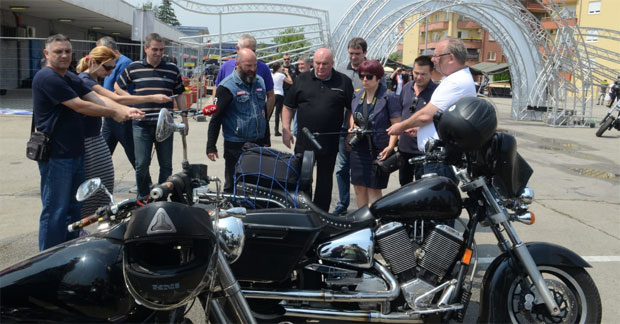 Анђели пакла отишли у миру и оставили новац (ФОТО)