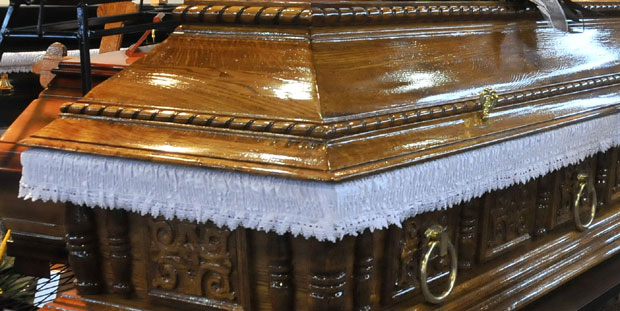 НОВИ МОРБИДНИ ТРЕНД: Сада се праве ковчези са шљокицама