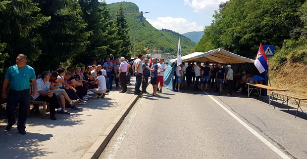 Малинари блокадом пута траже већу цену