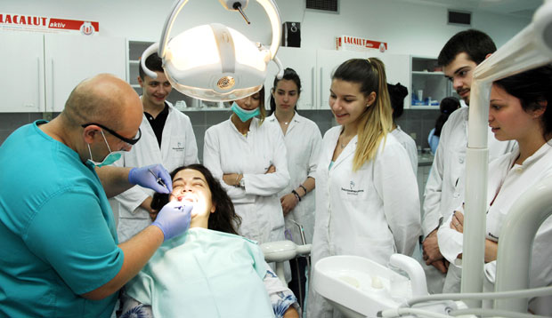 УЧЕ УЗ ПАЦИЈЕНТЕ: Београдска Зуботехничка школа пружа све врсте стоматолошких услуга