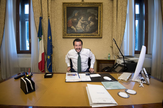 Салвини: Италија више неће бити европски избеглички камп