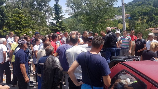 ИНЦИДЕНТ У ПРИЈЕПОЉУ: Одборник мотором кренуо на малинаре (ФОТО+ВИДЕО)