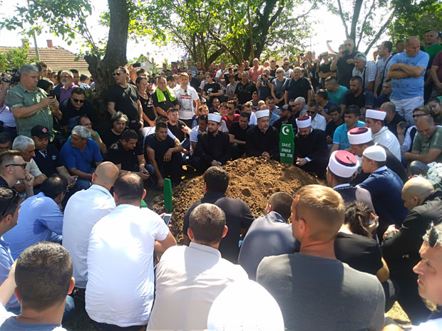 ОПРОШТАЈ ОД ЛЕГЕНДЕ: Синан испраћен уз аплауз (ФОТО)