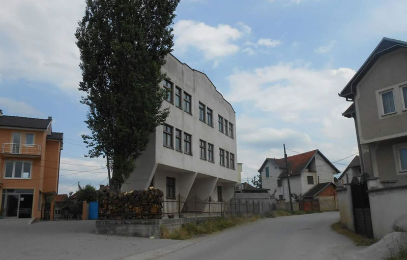 КАМЕНОВАНЕ ДВЕ СРПСКЕ КУЋЕ НА КОСОВУ: Један од власника полицијски инспектор, оштећен му и аутомобил