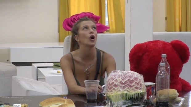 ЈОШ НЕ ЗНА ШТА СЕ ДЕСИЛО: Кија поздравила Синана чим је кренула његова песма (ВИДЕО)