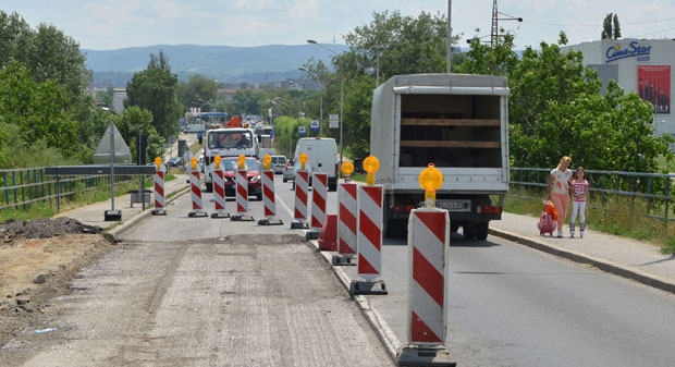 Успорен саобраћај преко Сентандрејског моста