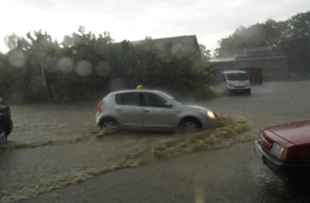 Пирот: Пљусак запушио канализацију (ФОТО)