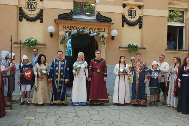 На мегдану витезова више од 10.000 људи, као у средњем веку венчала се три пара (ФОТО)