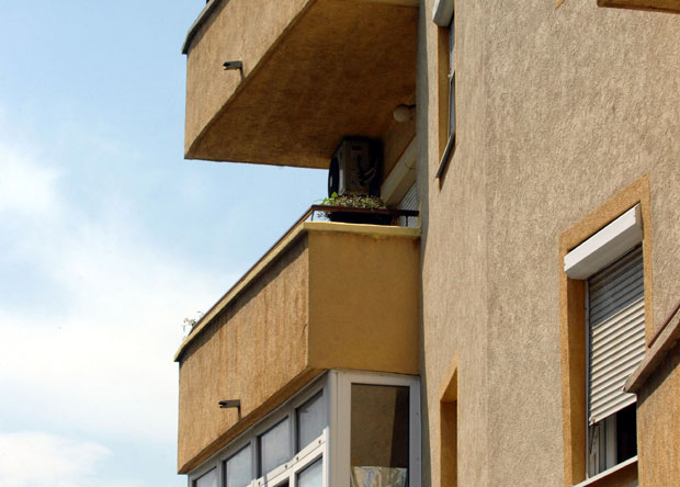 ДРАМА У ЖАРКОВУ: Девојчица (15) пресекла вене, попила лекове и претила скоком са терасе