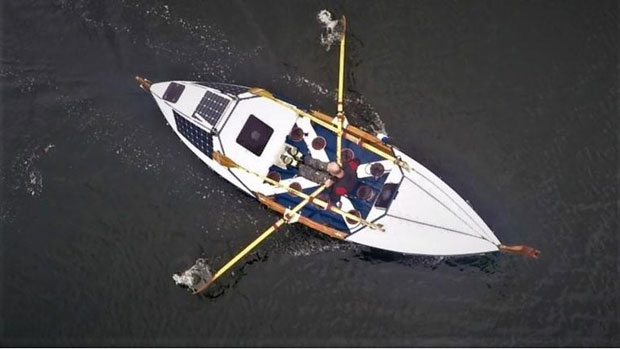 Веслач на путу преко Атлантика спасен из олује
