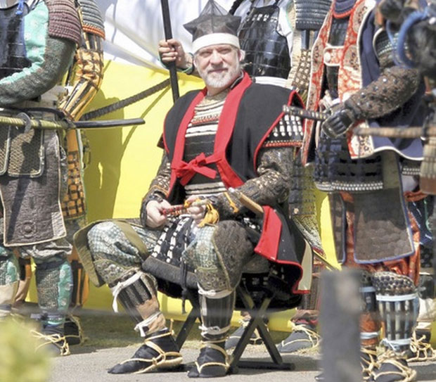 Српски амбасадор обучен као самурај на фестивалу