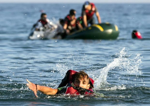 Грчки спасиоци спасли 34 мигранта заробљене на речном гребену