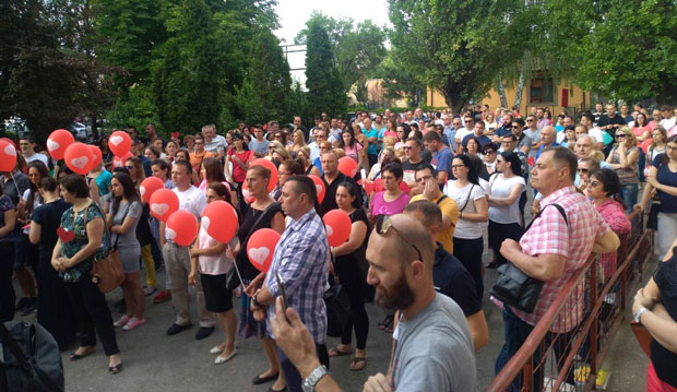 Суботица: Катанац на школу пуну ђака по закону