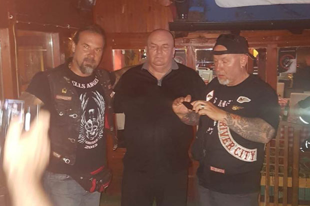 Шпијунка: Палма частио „бајкере”