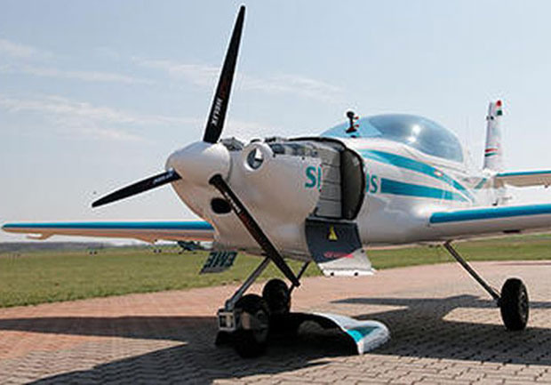 Две особе погинуле у паду прототипа електричног авиона