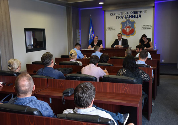 Веће присуство полиције испред школа у Грачаници