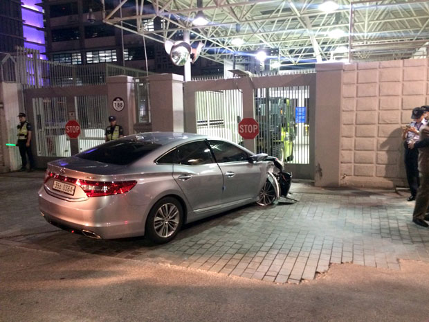 Аутомобилом се „закуцао“ у амбасаду САД у Сеулу