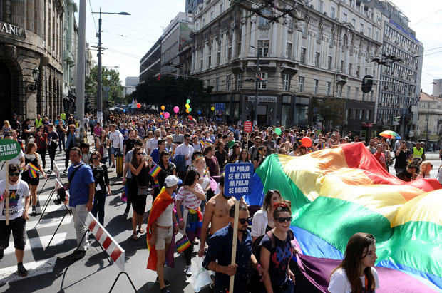 Гејеви на Параду поноса у две колоне