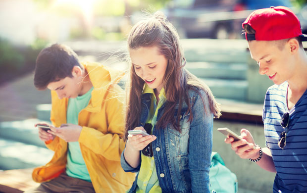 Француска: Деца ускоро без мобилних телефона у школама
