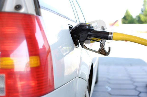 СТРУЧЊАЦИ САГЛАСНИ: Држава не би много изгубила смањивањем акциза на гориво